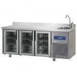 Kühltisch 700 mm mit 3 Glastüren, Becken rechts und Aufkantung, 0°/+10°C 